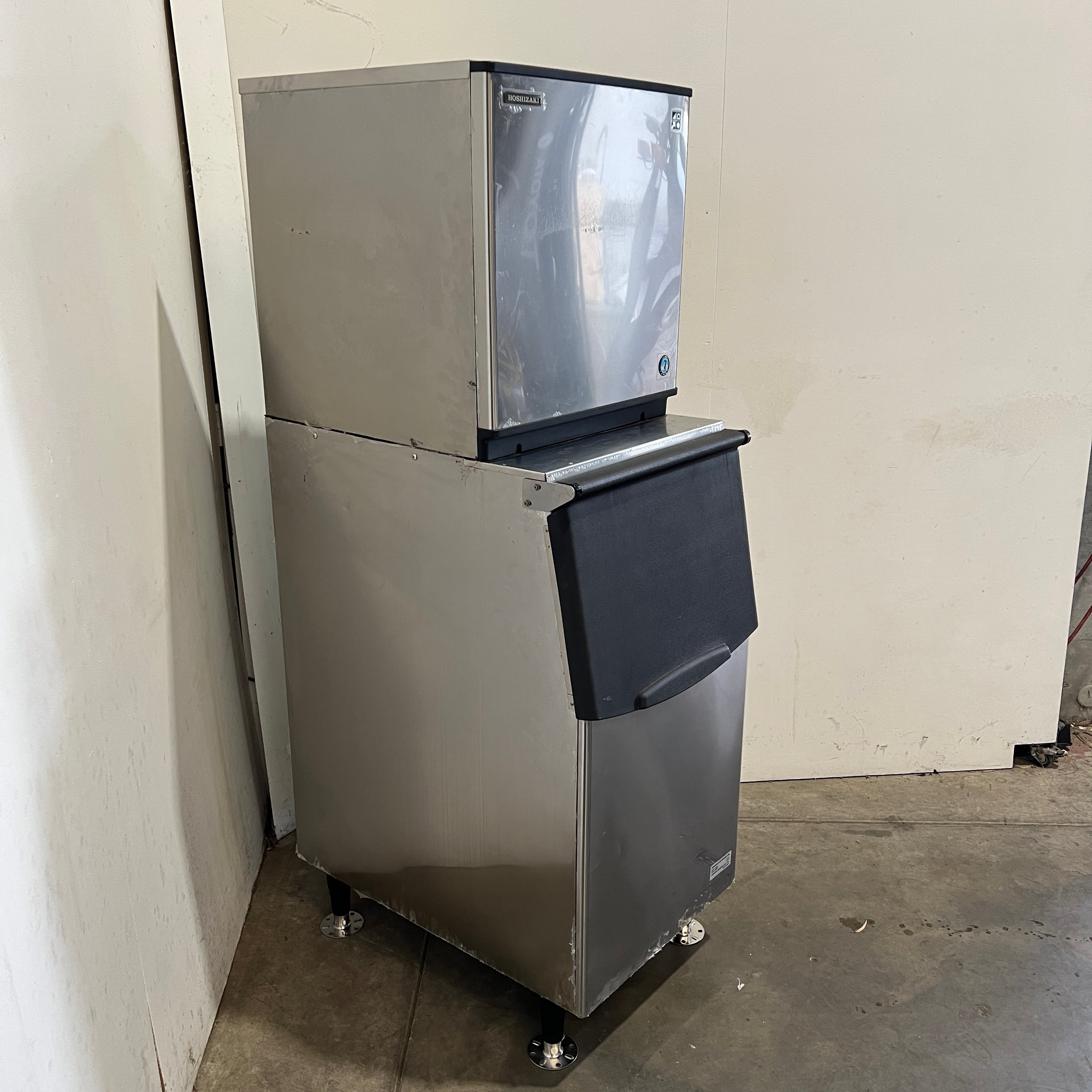 Hoshizaki KMD-270AB Ice Machine + Ice Bin