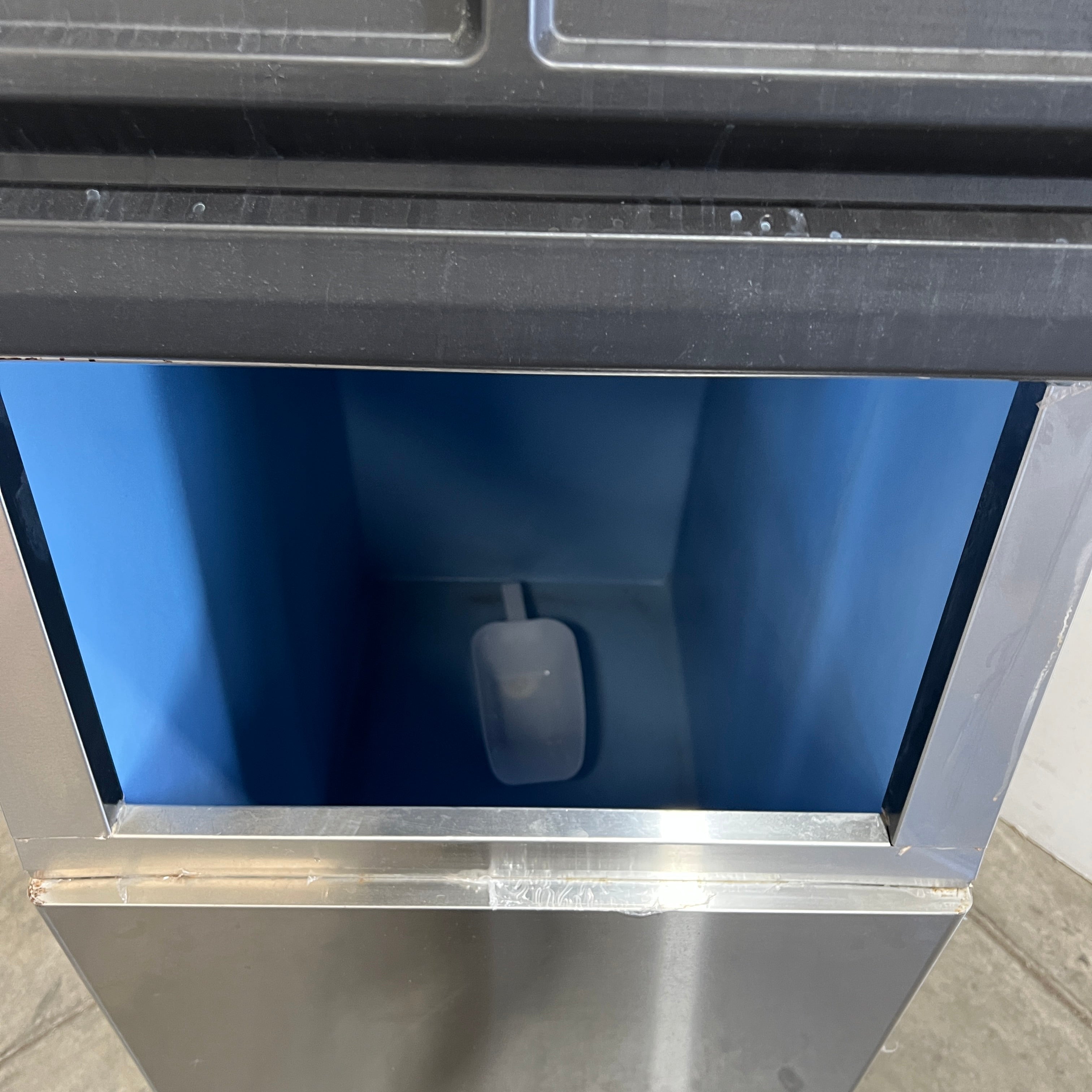 Hoshizaki KMD-270AB Ice Machine + Ice Bin