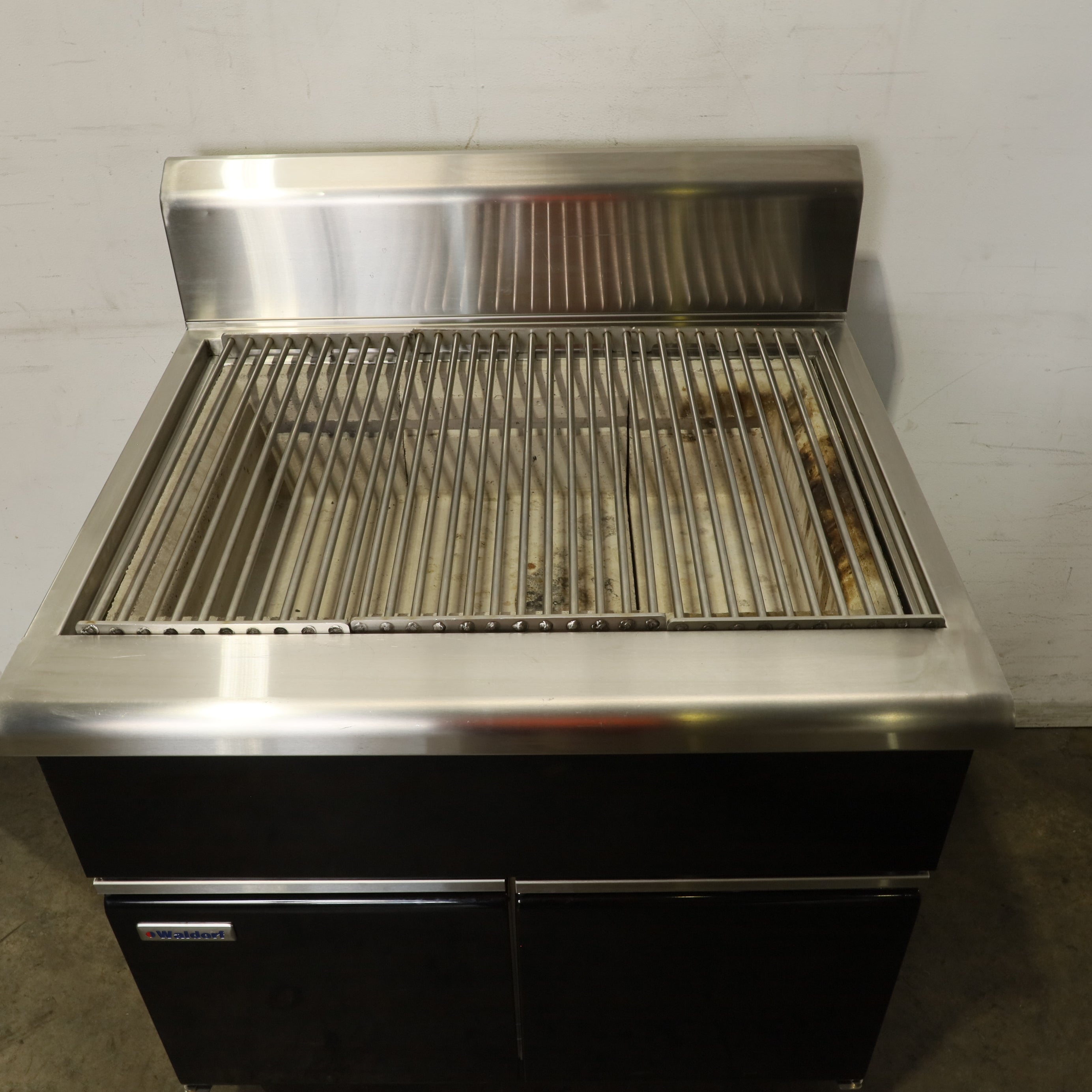 Thumbnail - Waldorf SFB8900-CD Solid Fuel Grill